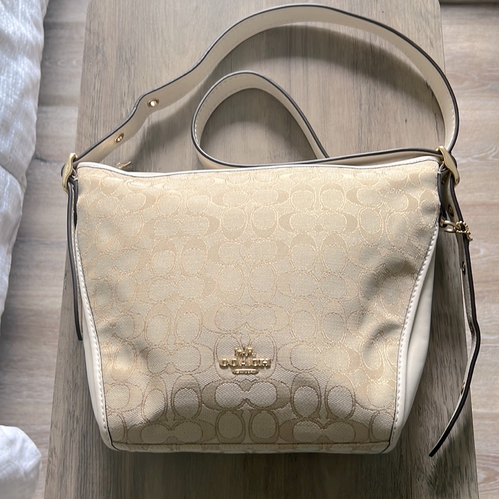 Coach signature logo hand bag crossbody beige white Purse bag leather. 👜
